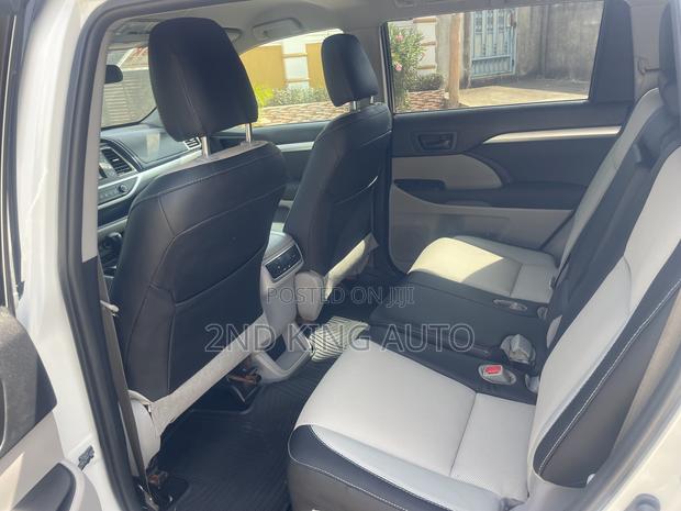 Toyota Highlander LE 2019 White