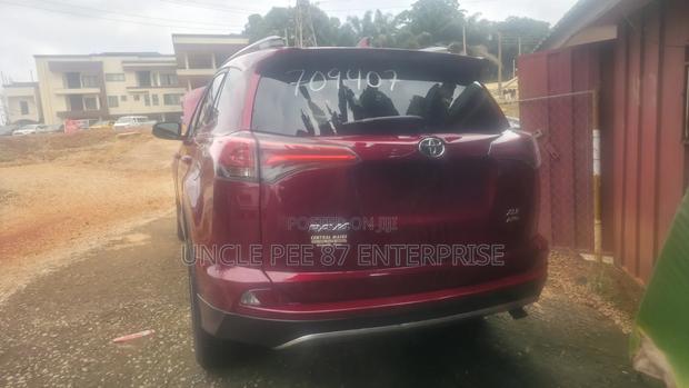 Toyota RAV4 XLE 4dr SUV (2.5L 4cyl 6A) 2018 Red