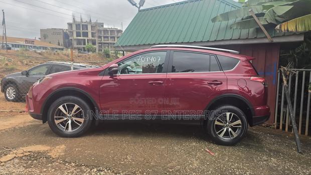 Toyota RAV4 XLE 4dr SUV (2.5L 4cyl 6A) 2018 Red