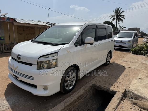 Toyota Voxy V 2WD 8-Seater 2010 White