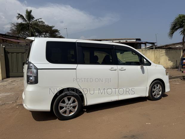 Toyota Voxy V 2WD 8-Seater 2010 White