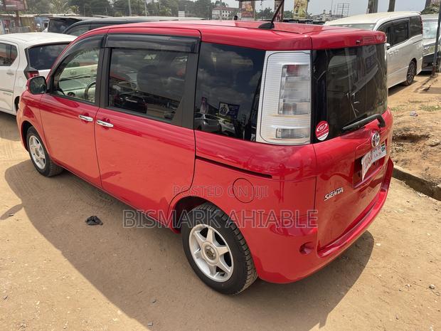 Toyota Sienta 1.5 FWD 2013 Red