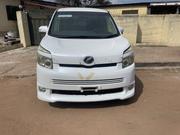 Toyota Voxy V 2WD 8-Seater 2012 White for sale