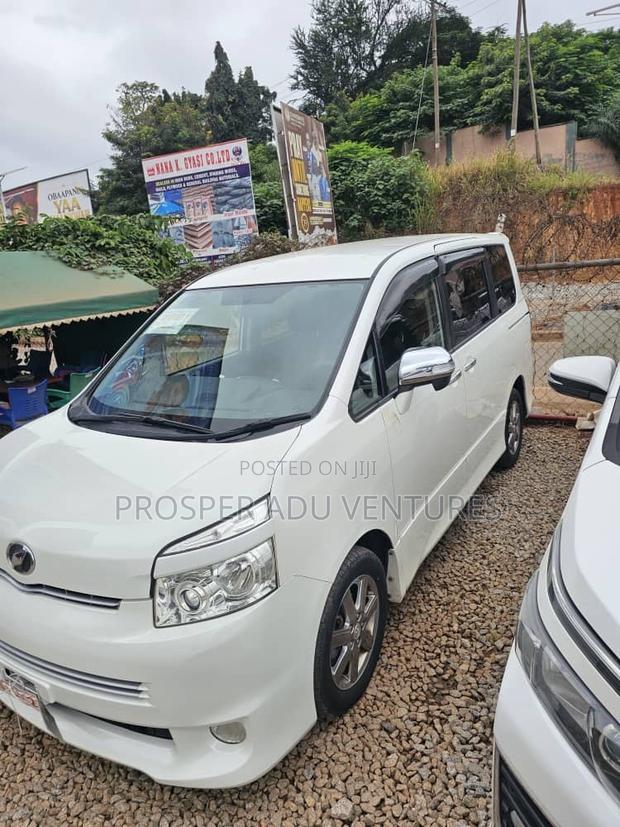 Toyota Voxy V 2WD 8-Seater 2010 White