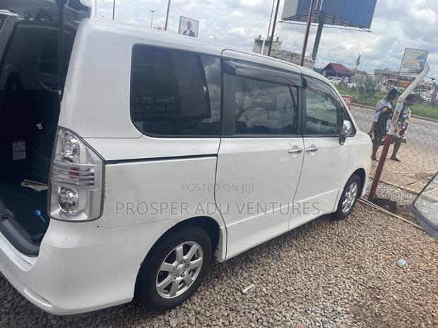 Toyota Voxy V 2WD 8-Seater 2010 White