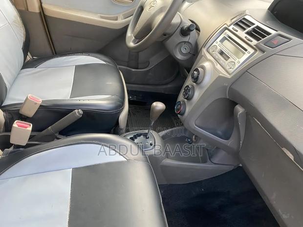 Toyota Vitz 1.3 FWD 5dr 2010 Silver