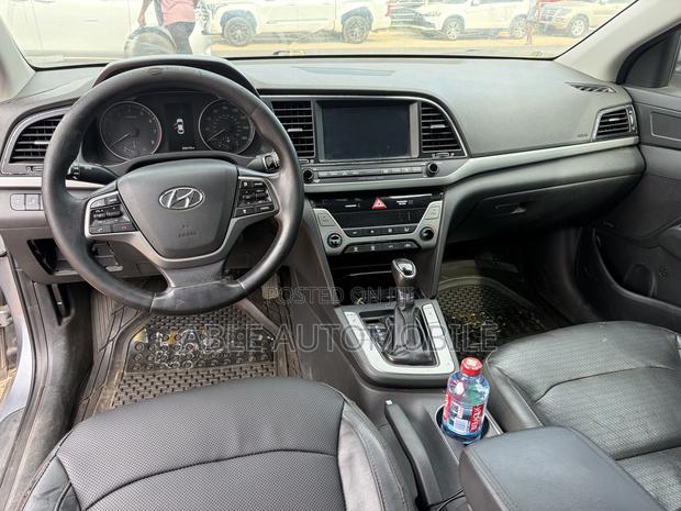Hyundai Elantra Limited Sedan FWD (2.0L 4cyl 6A) 2017 Gray