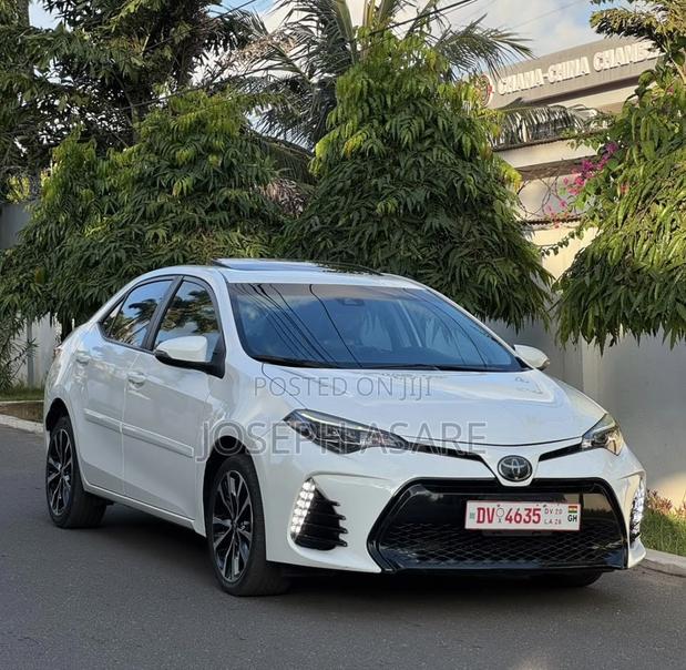 Toyota Corolla SE (1.8L 4cyl 6M) 2018 White