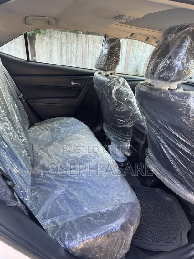 Toyota Corolla SE (1.8L 4cyl 6M) 2018 White