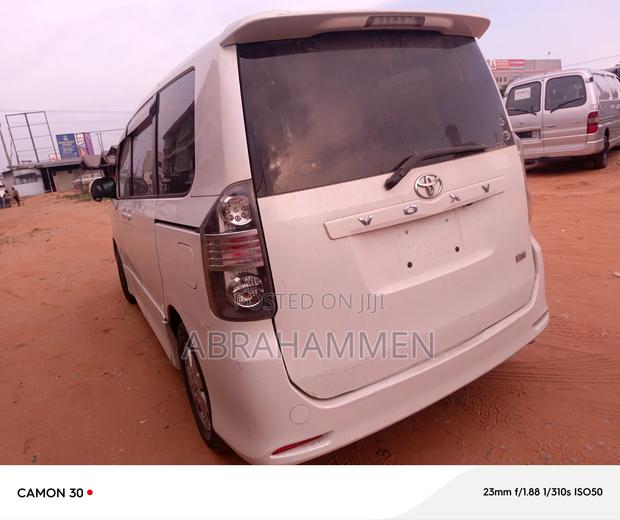 Toyota Voxy X 4WD 8-Seater 2010 White