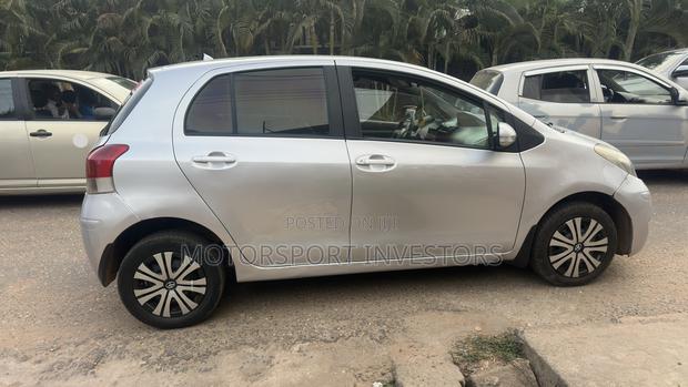 Toyota Vitz 1.0 FWD 3dr 2010 Silver