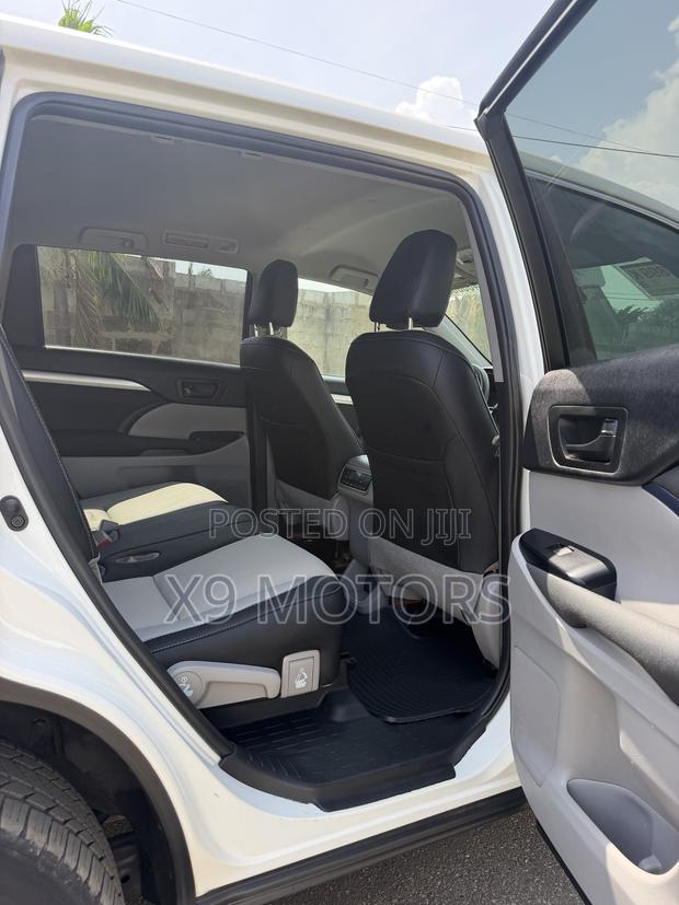 Toyota Highlander LE 2019 White