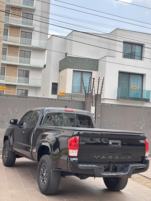 Toyota Tacoma SR5 2018 Black