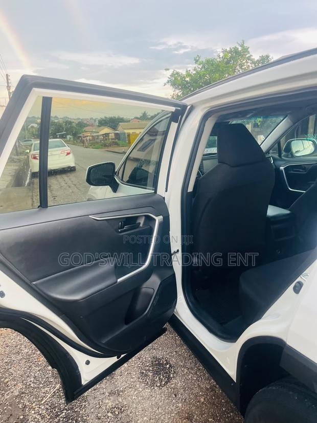 Toyota RAV4 LE AWD 2020 White