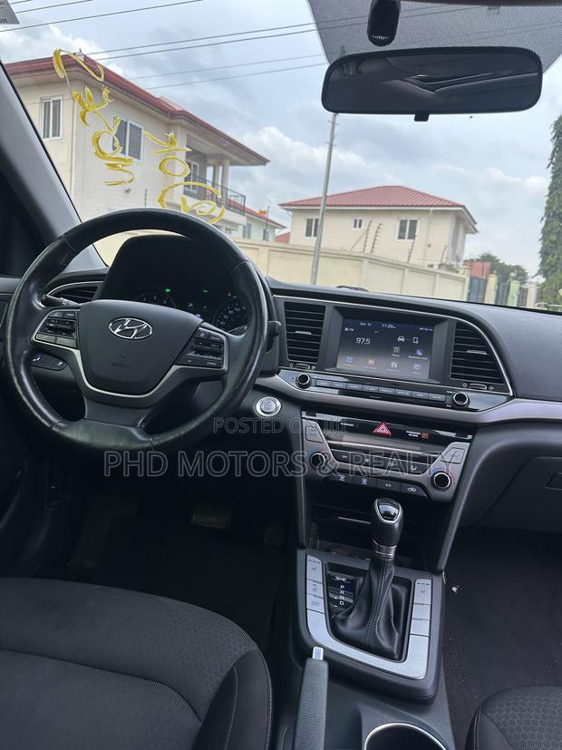 Hyundai Elantra Value Edition Sedan FWD (2.0L 4cyl 6A) 2017 Red