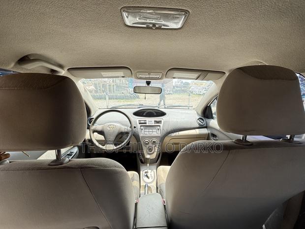Toyota Yaris Base Sedan 4dr 2011 White