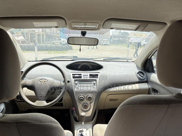 Toyota Yaris Base Sedan 4dr 2011 White