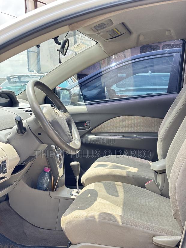 Toyota Yaris Base Sedan 4dr 2011 White