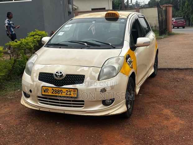 Toyota Vitz 1.3 FWD 5dr 2010 Beige