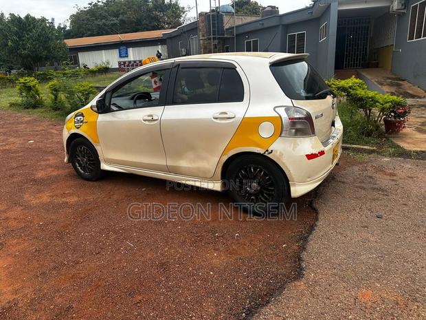 Toyota Vitz 1.3 FWD 5dr 2010 Beige