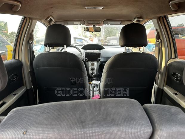 Toyota Vitz 1.3 FWD 5dr 2010 Beige