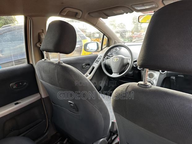 Toyota Vitz 1.3 FWD 5dr 2010 Beige