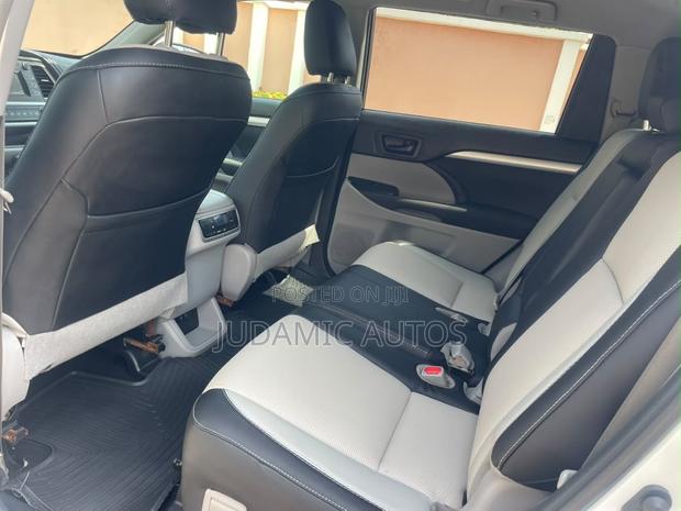 Toyota Highlander LE 2019 White
