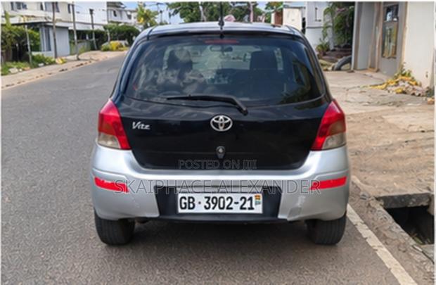 Toyota Vitz 2009 Silver