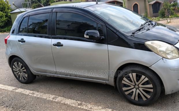 Toyota Vitz 2009 Silver