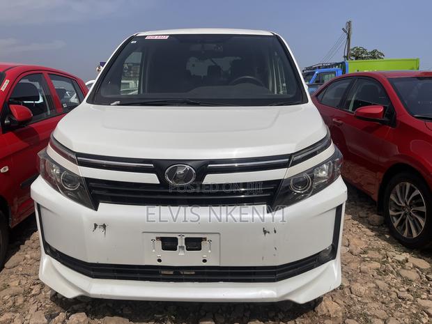 Toyota Voxy V 2WD 8-Seater 2015 White