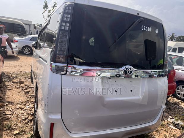 Toyota Voxy V 2WD 8-Seater 2015 White