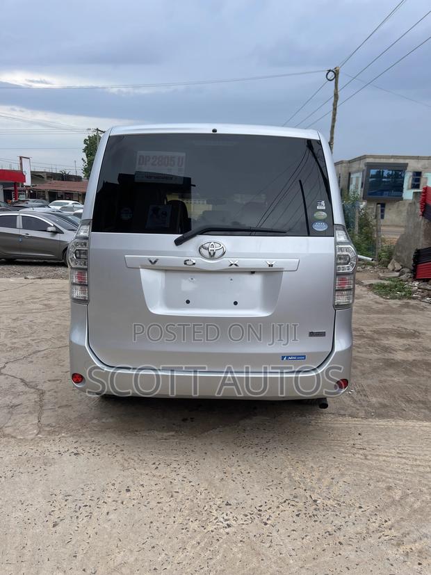 Toyota Voxy 2012 Silver