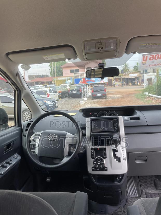 Toyota Voxy 2012 Silver