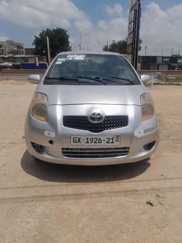 Toyota Vitz 2010 Silver