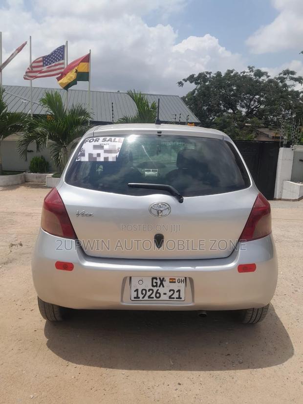 Toyota Vitz 2010 Silver