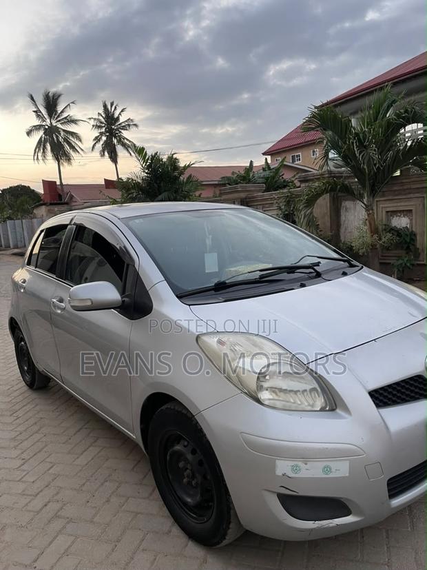 Toyota Vitz 2010 Silver