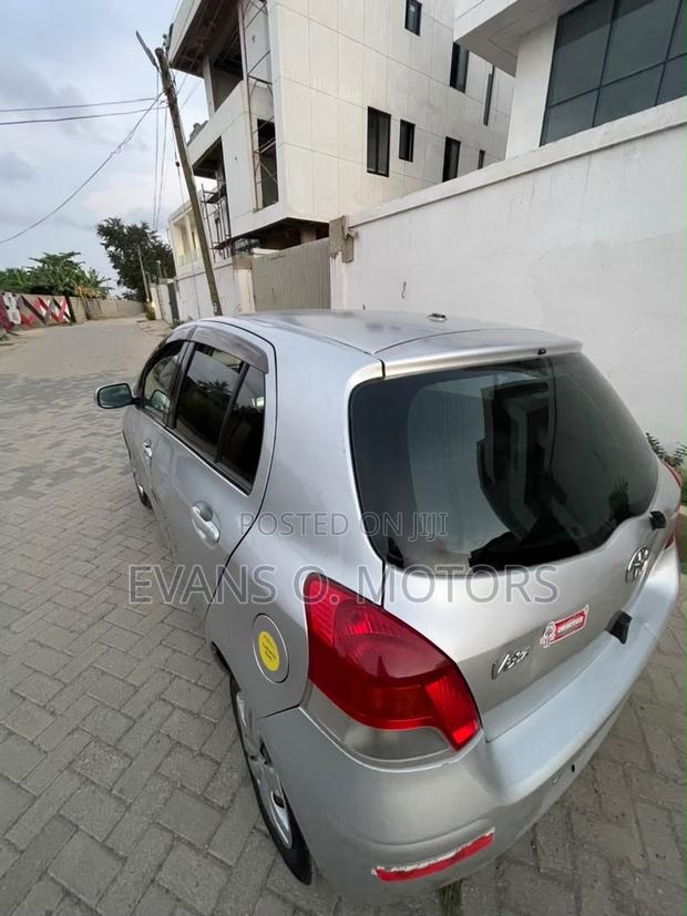 Toyota Vitz 2010 Silver