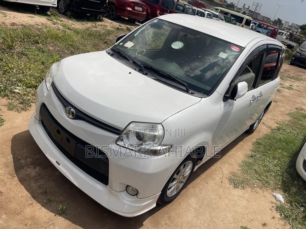 Toyota Sienta 1.5 FWD 2013 White