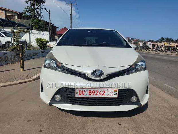 Toyota Vitz 2015 Silver