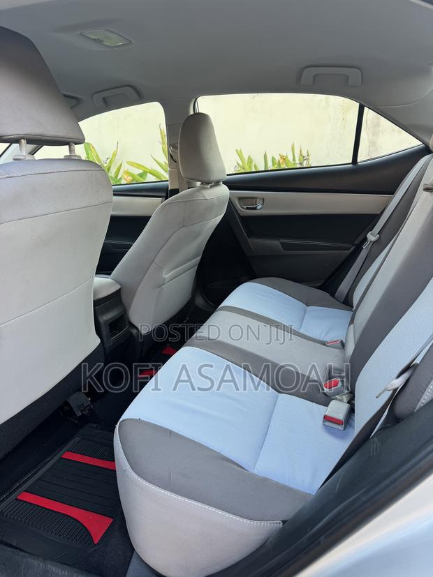 Toyota Corolla LE (1.8L 4cyl 2A) 2018 Silver