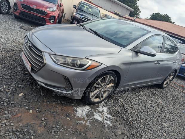 Hyundai Elantra Limited Sedan FWD (2.0L 4cyl 6A) 2017 Gray