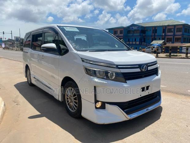 Toyota Voxy V 4WD 8-Seater 2015 White