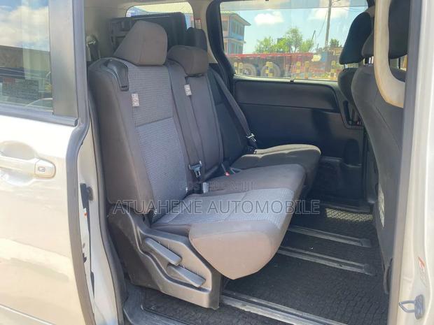 Toyota Voxy V 4WD 8-Seater 2015 White
