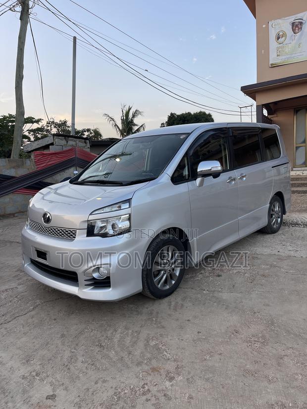 Toyota Voxy V 2WD 8-Seater 2011 Silver