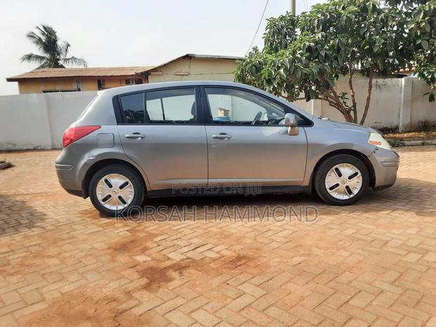Nissan Versa 1.8 S Hatchback 2011 Gray