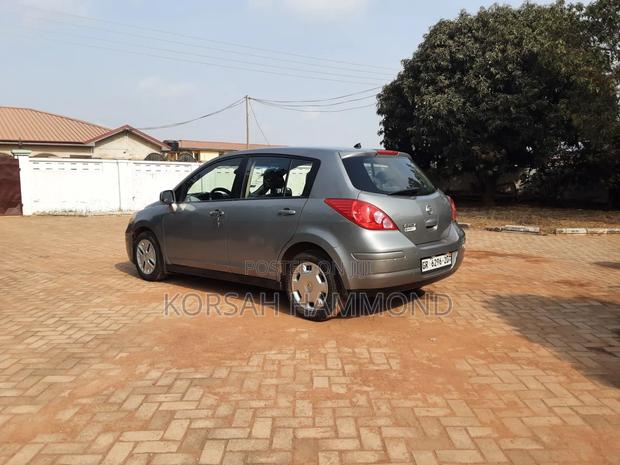 Nissan Versa 1.8 S Hatchback 2011 Gray