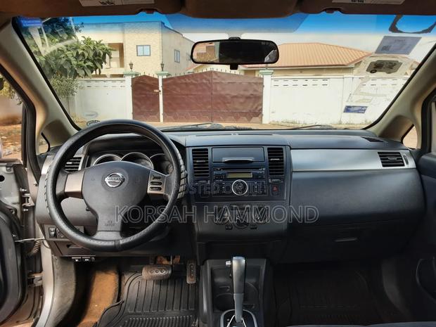Nissan Versa 1.8 S Hatchback 2011 Gray