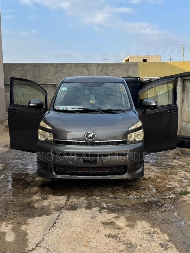 Toyota Voxy 2013 Gray
