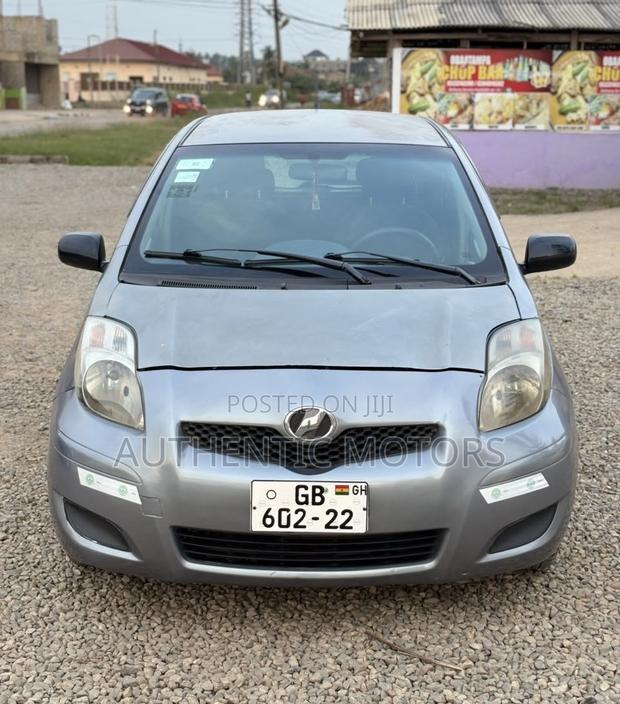 Toyota Vitz 2010 Gray
