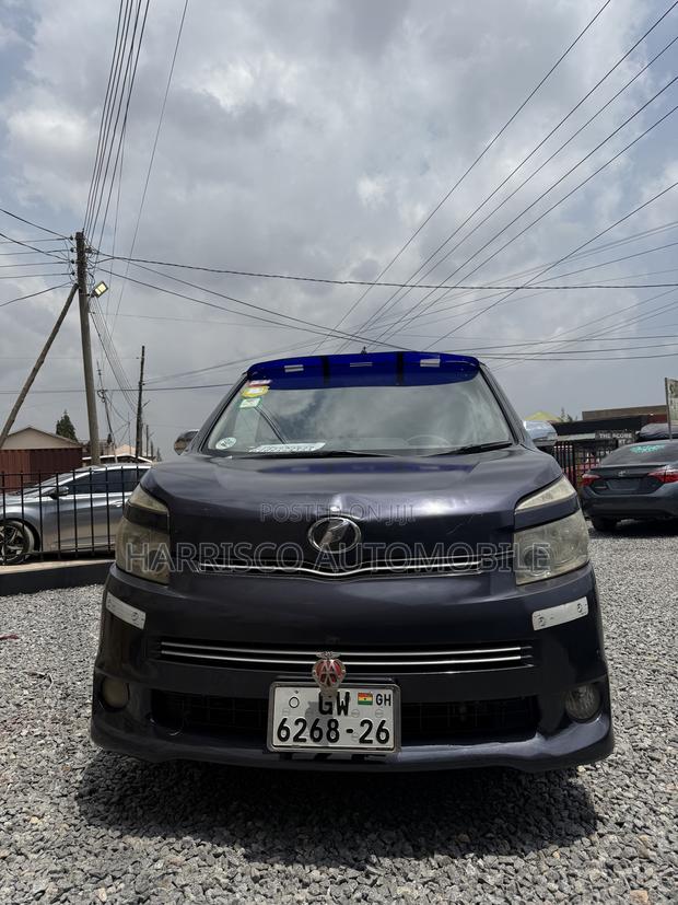 Toyota Voxy V 4WD 8-Seater 2013 Gray